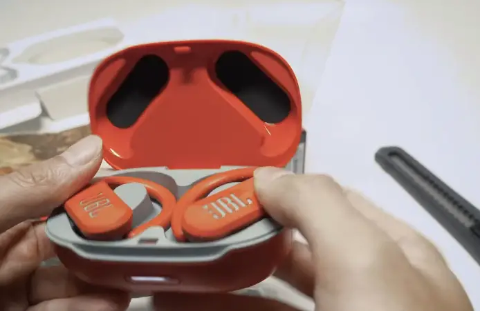 Pairing JBL Earbuds with each other